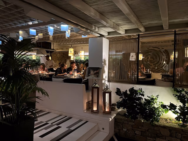 Convives dînant aux chandelles dans l'atmosphère du restaurant Krama