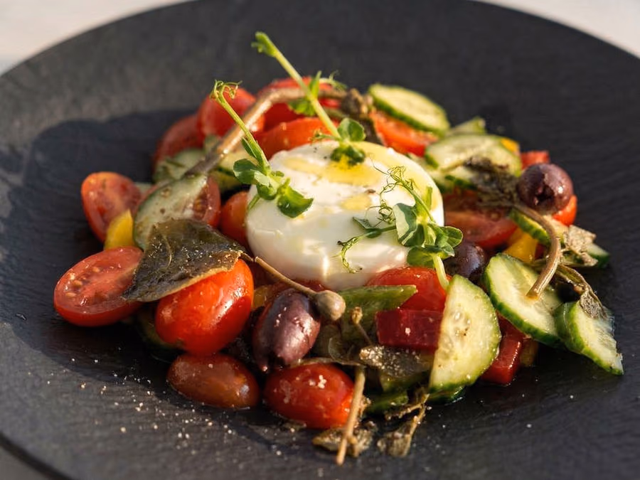 Insalata greca dalla carta del Krama, con pomodori di Santorini e feta
